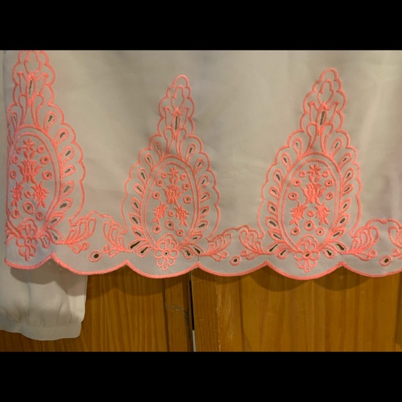 Xhilaration Women’s White and Pink blouse - Picture 3 of 6